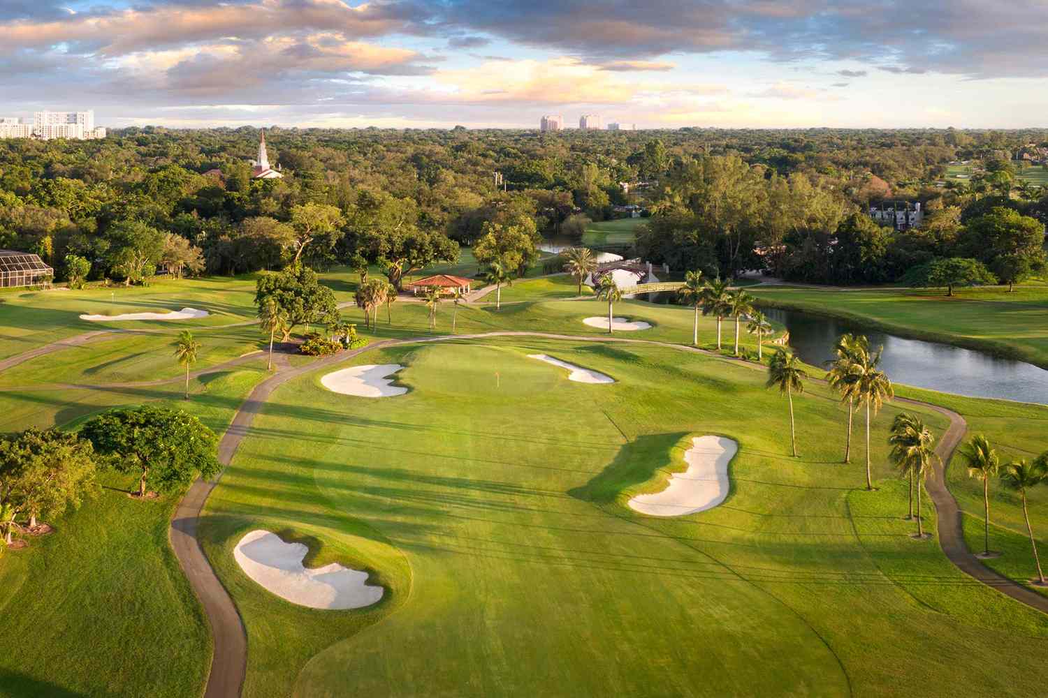 Parcours de golf spectaculaire au lever du soleil