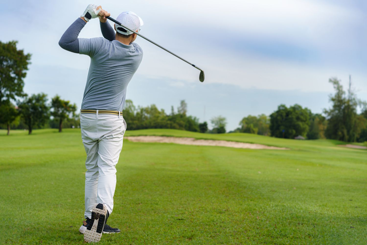 Golfeur exécutant son élan sur un parcours